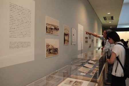 Visitors at Yasukichi Murakami Life Story, exhibition curated by Mutsumi Tsuda.